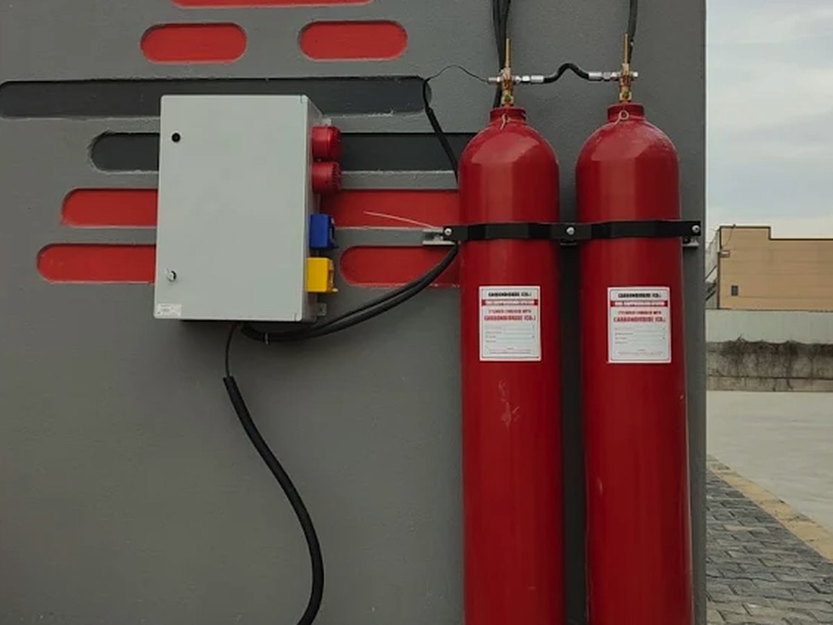 Dış cephede çift tüplü CO₂ söndürme sistemi ve kontrol panosu