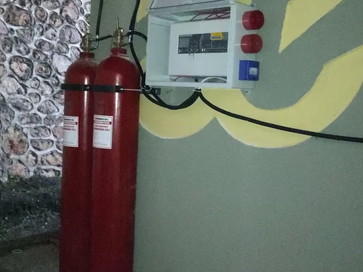 Gazlı söndürme tüpleri ve açık kontrol paneli — tesis sahası