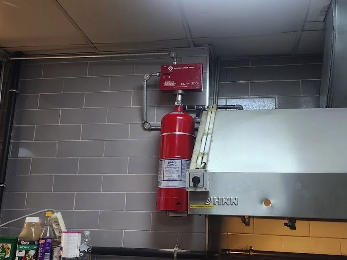 Mutfak davlumbazı yanında Pyro-Guard otomatik söndürme sistemi
