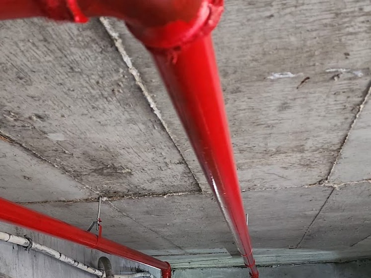 Sahada yangın pompaları ve kırmızı tesisat boruları